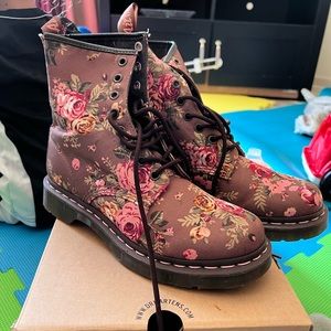 Taupe Dr Martens US8